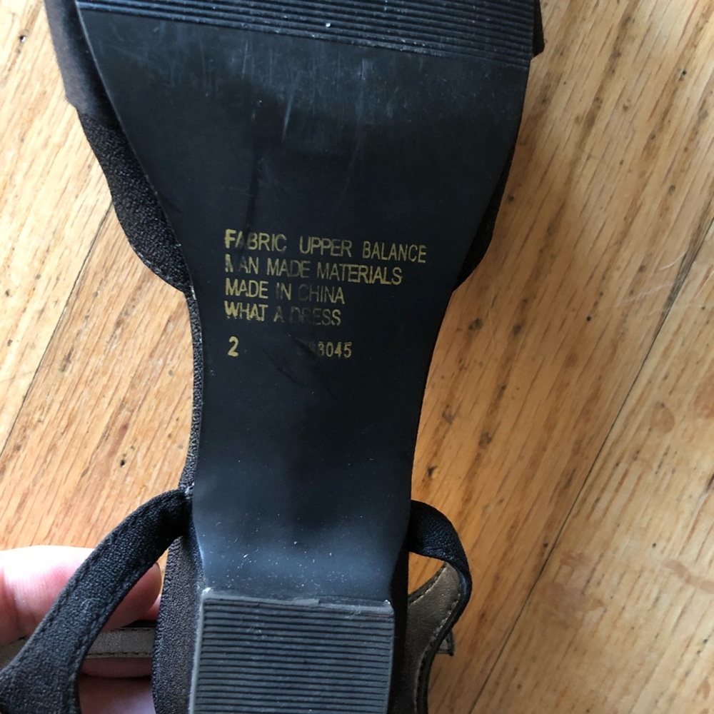 Girls dress shoe with heel. - Picture 4 of 5